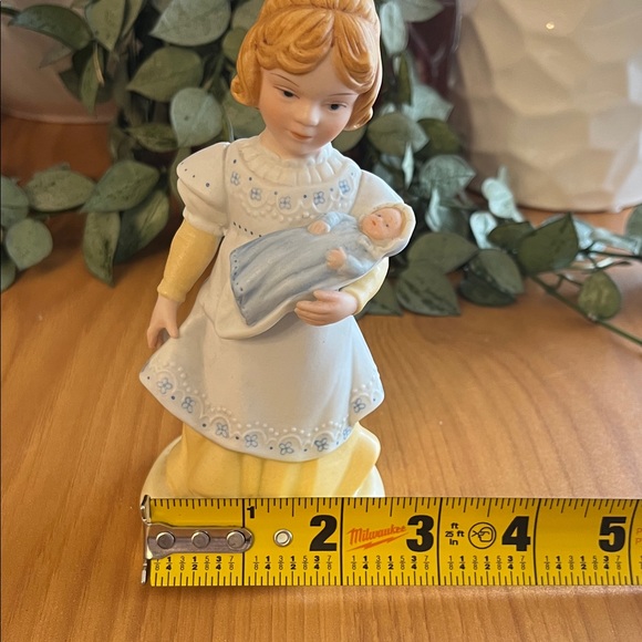 Avon Vintage Porcelain Figurine “A Mothers Love” 1981” EUC - Picture 7 of 8